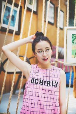 高冷校花沦为全校精灵的小说